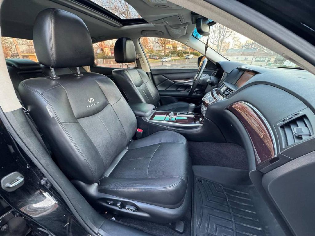 2011 INFINITI M37 Image 11