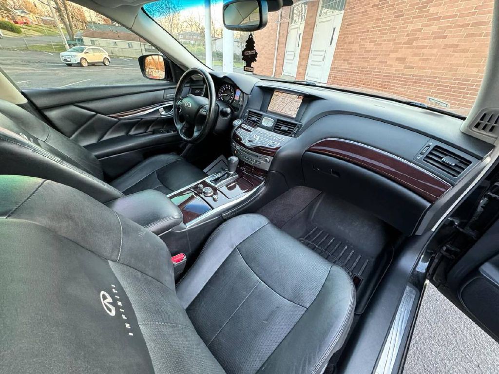 2011 INFINITI M37 Image 12