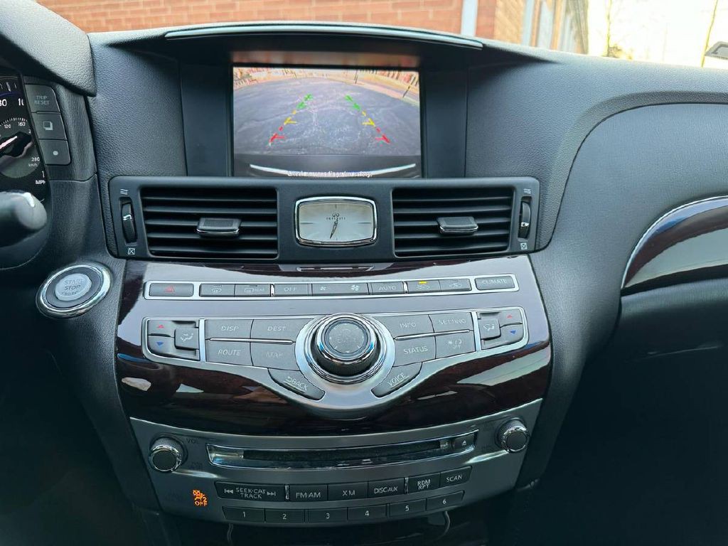 2011 INFINITI M37 Image 18