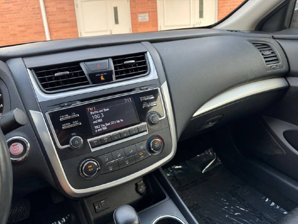 2017 Nissan Altima Image 19