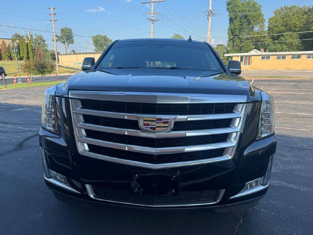 2017 Cadillac Escalade Image 2