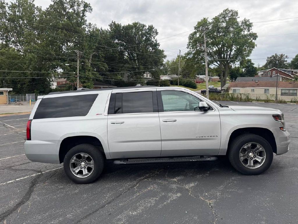 2017 Chevrolet Suburban Image 4