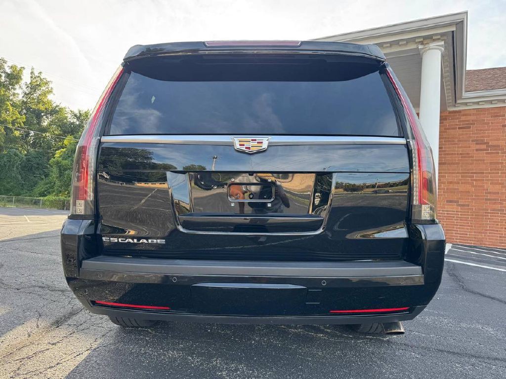 2016 Cadillac Escalade Image 8