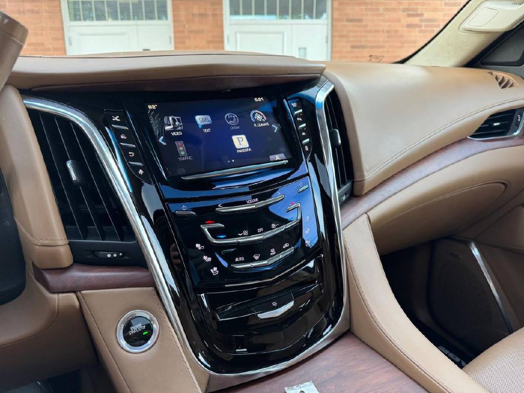 2016 Cadillac Escalade Image 19