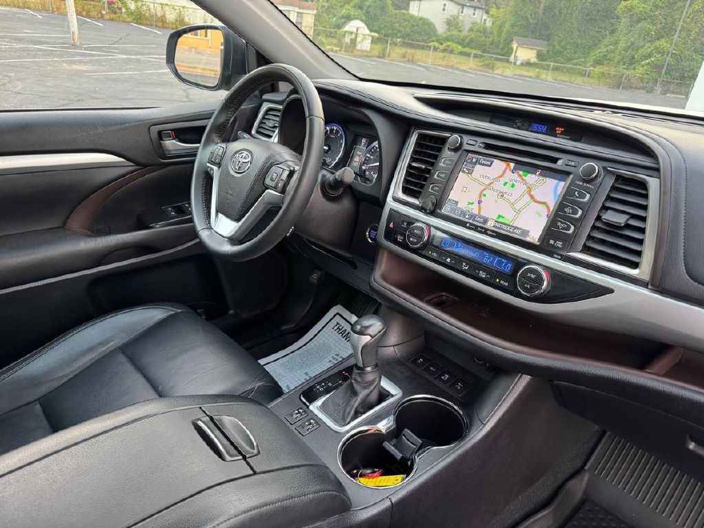 2016 Toyota Highlander Image 13
