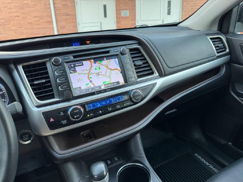 2016 Toyota Highlander Image 18