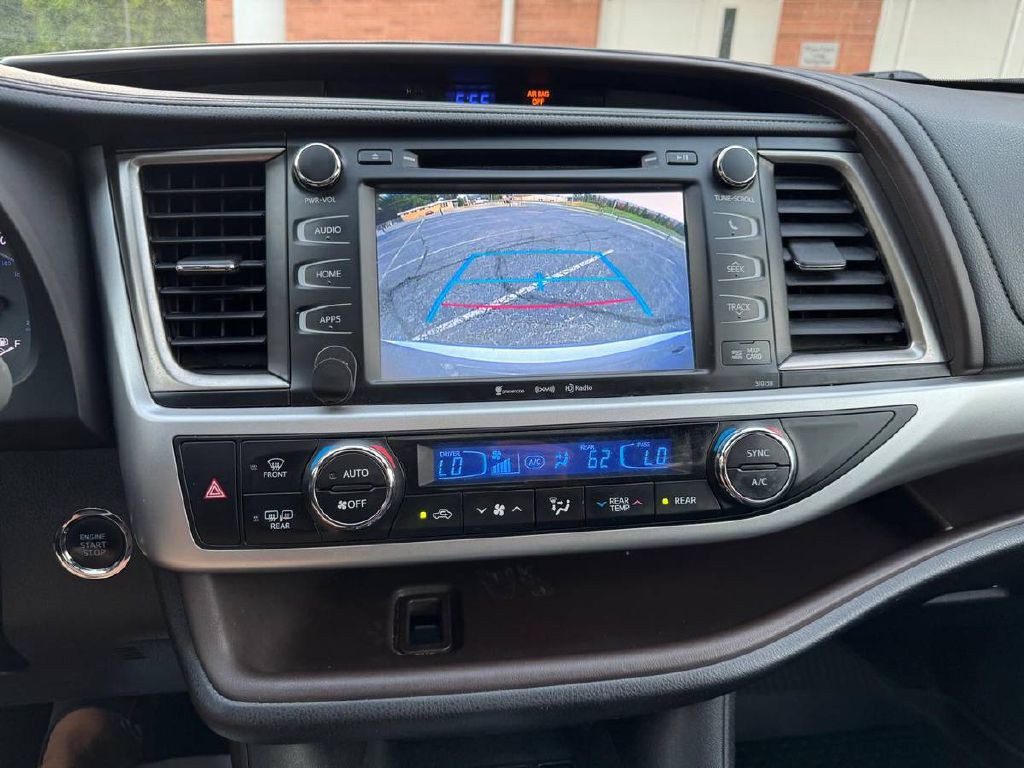 2016 Toyota Highlander Image 19