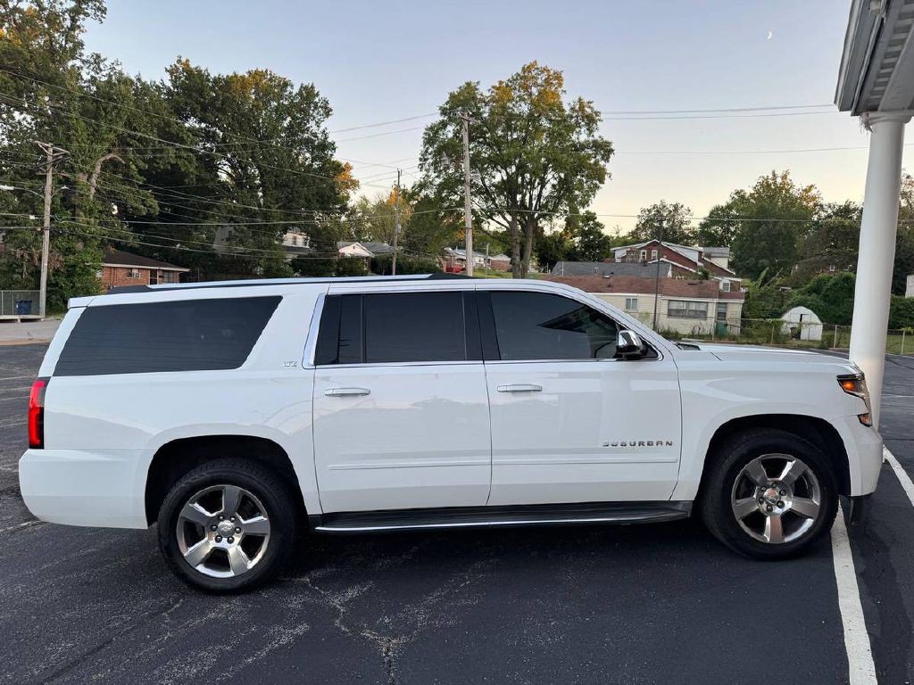 2016 Chevrolet Suburban Image 4