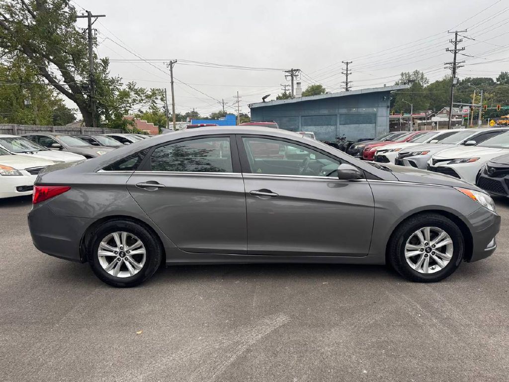 2011 Hyundai Sonata Image 4