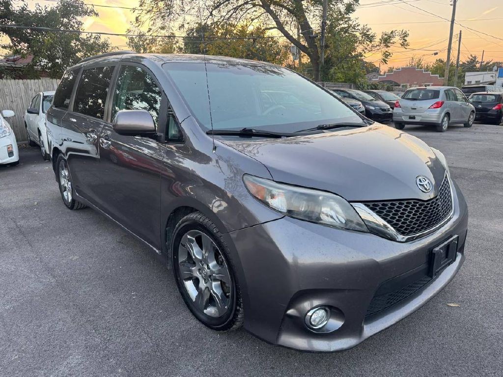 2014 Toyota Sienna Image 1