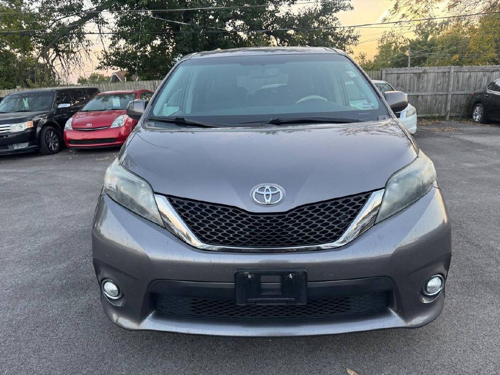 2014 Toyota Sienna Image 2