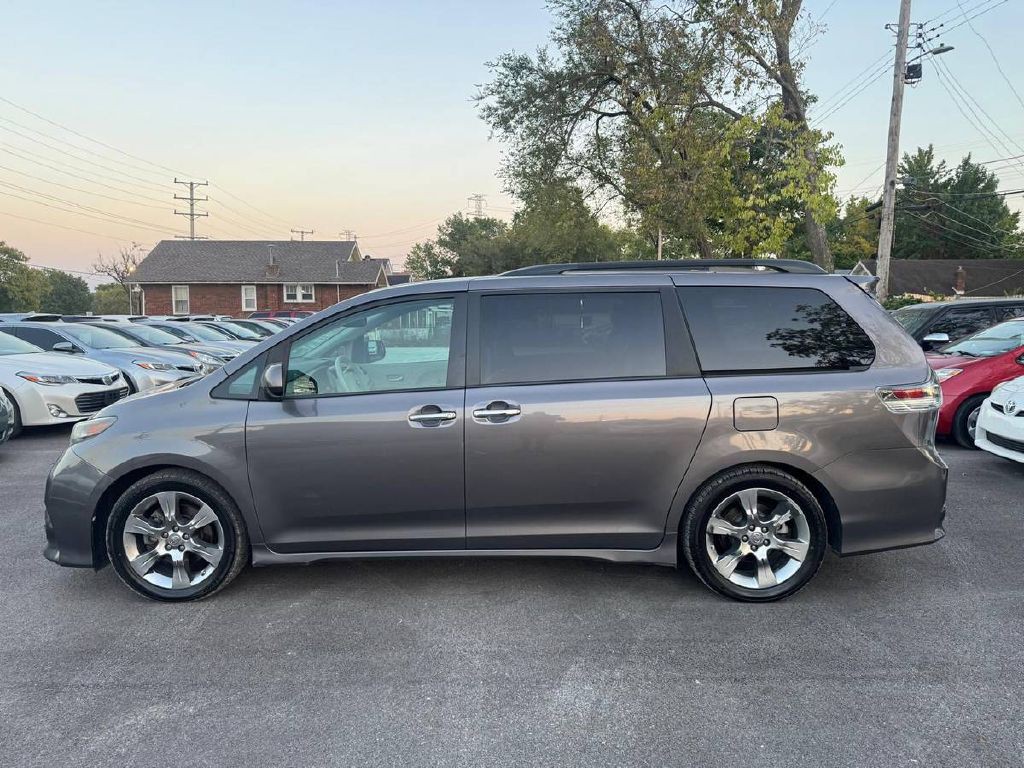 2014 Toyota Sienna Image 5