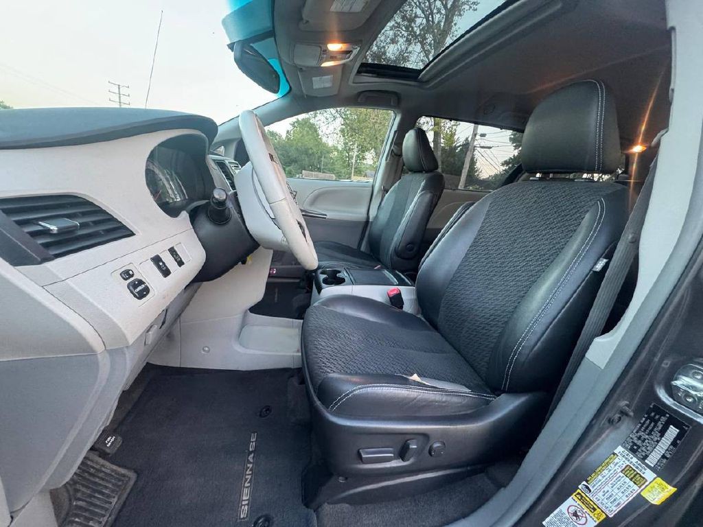 2014 Toyota Sienna Image 9