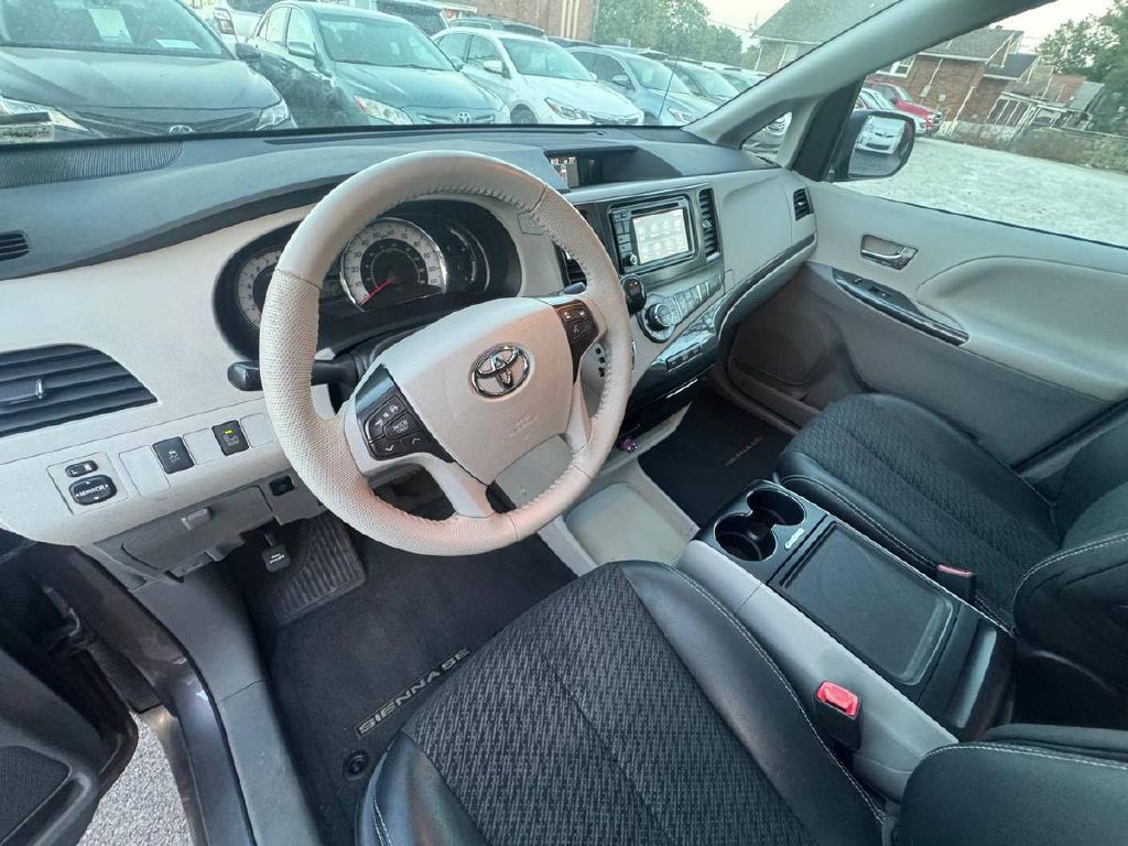 2014 Toyota Sienna Image 10
