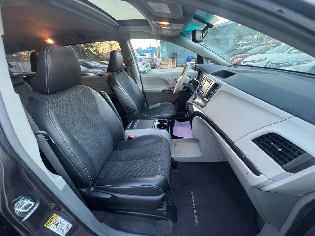 2014 Toyota Sienna Image 11