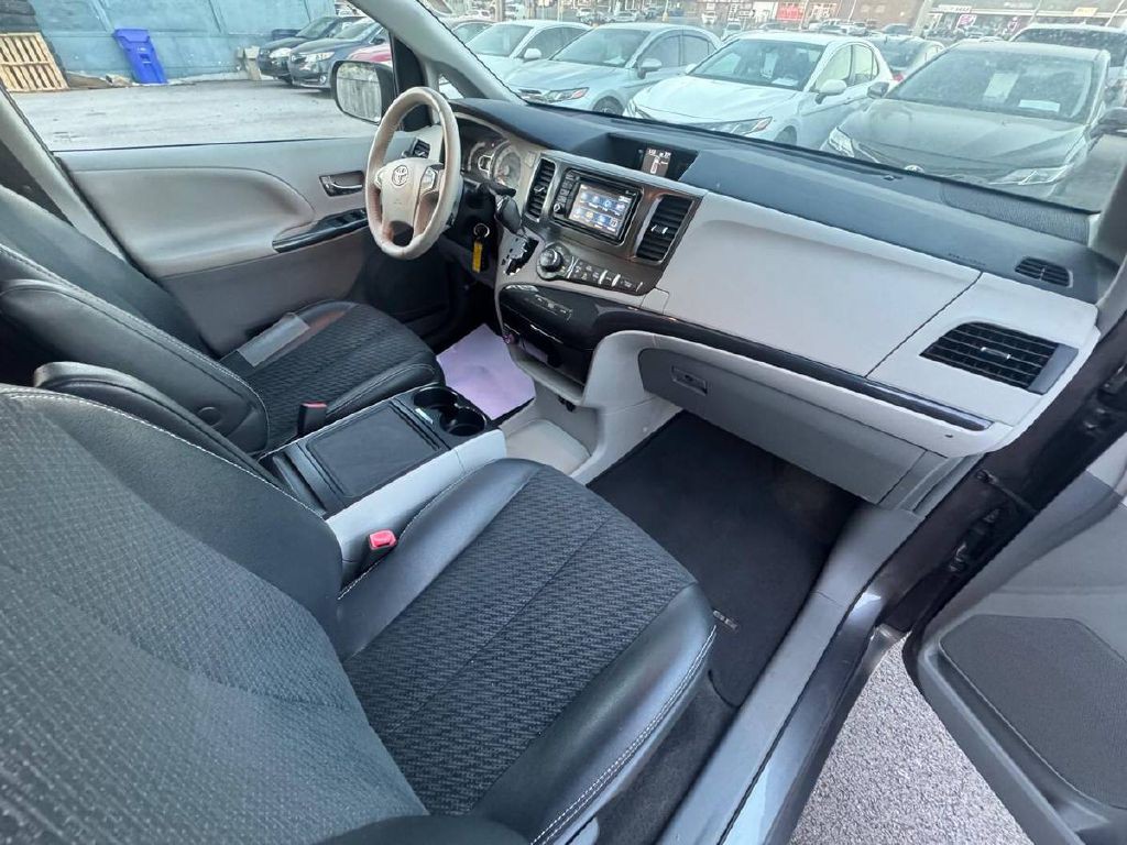 2014 Toyota Sienna Image 12