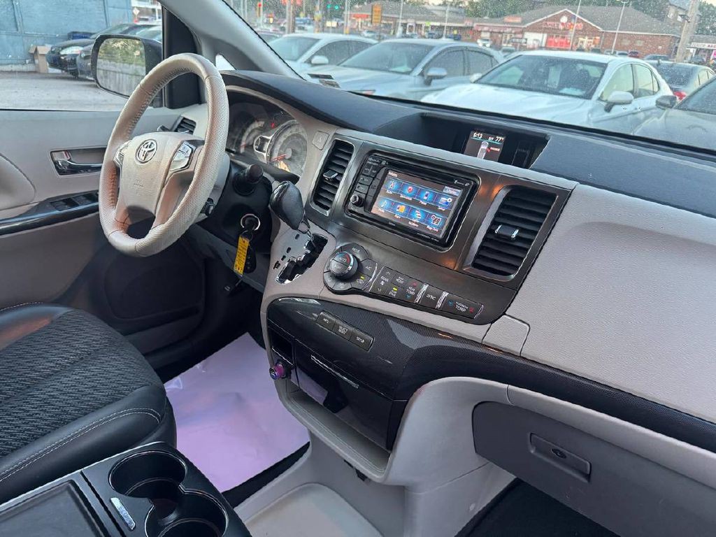 2014 Toyota Sienna Image 13