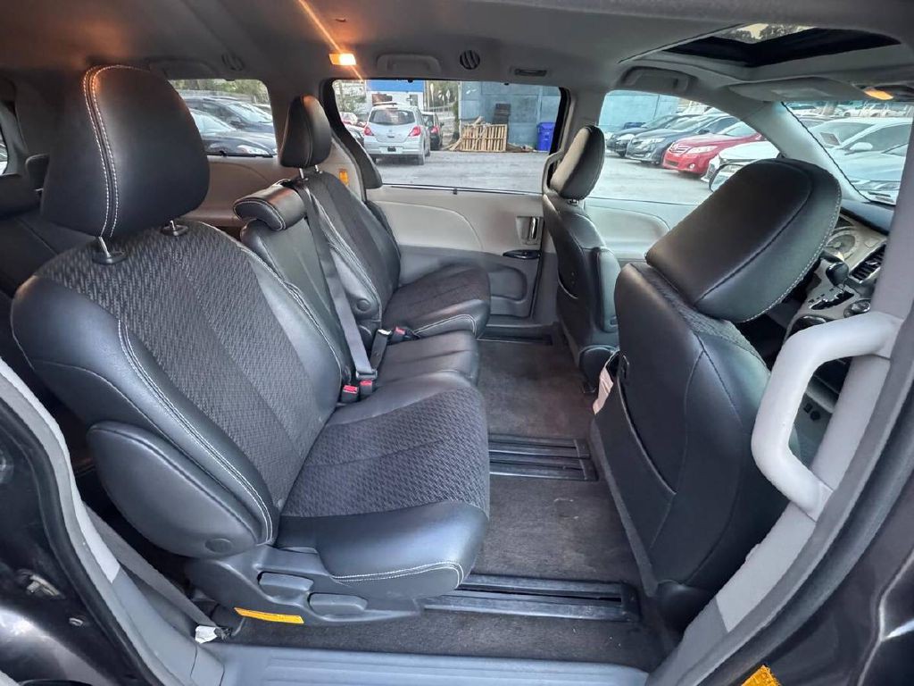 2014 Toyota Sienna Image 14