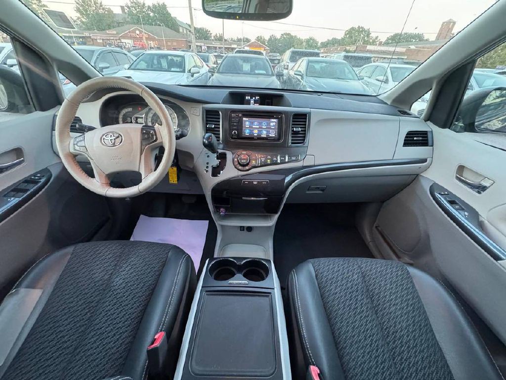 2014 Toyota Sienna Image 16