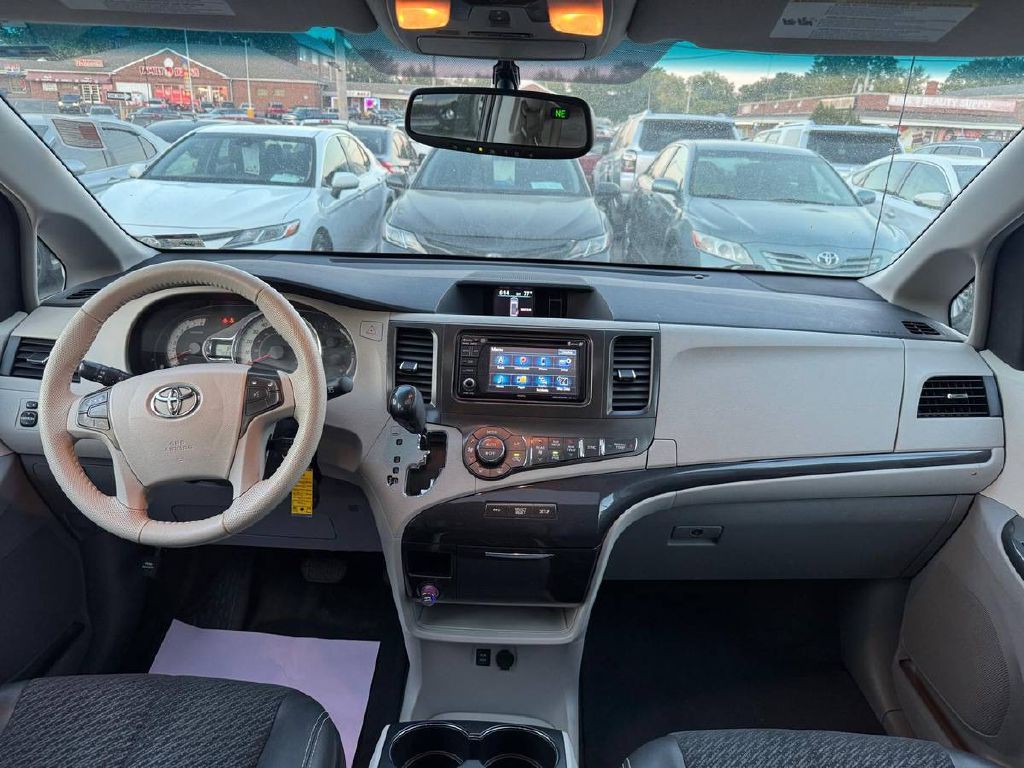 2014 Toyota Sienna Image 17