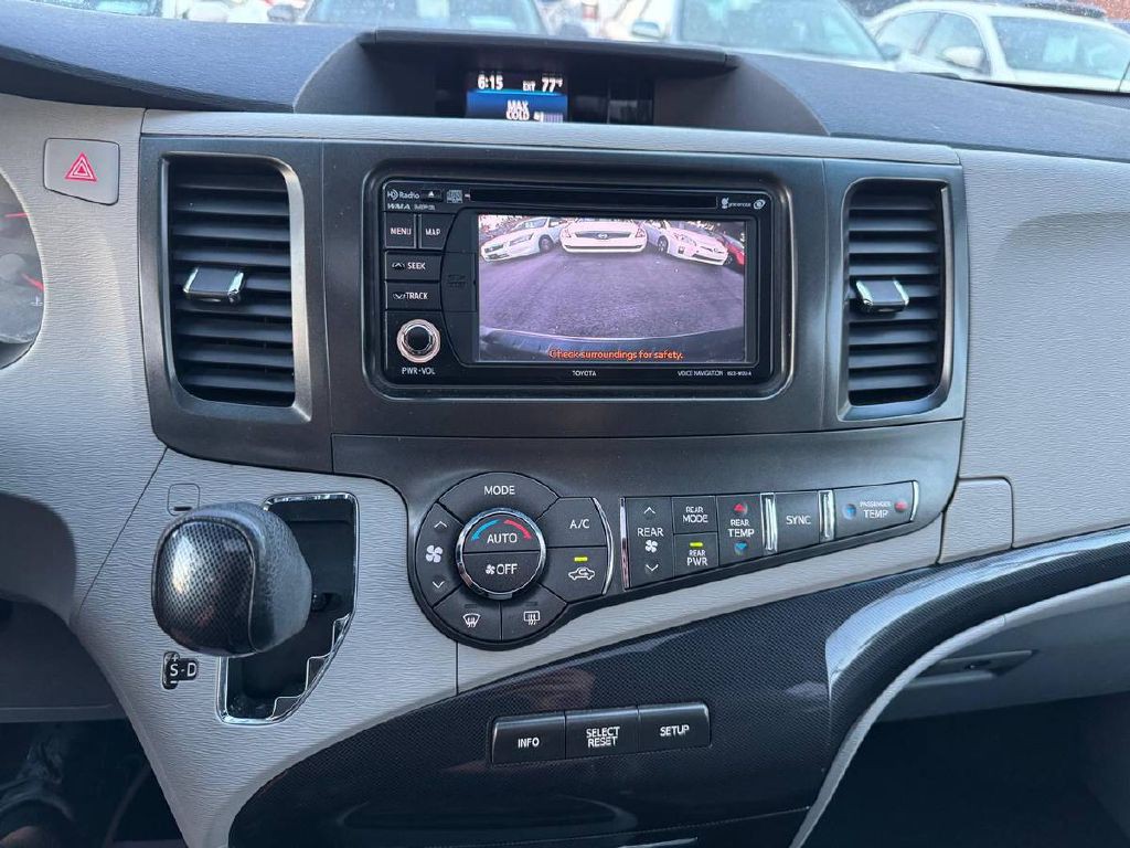 2014 Toyota Sienna Image 18