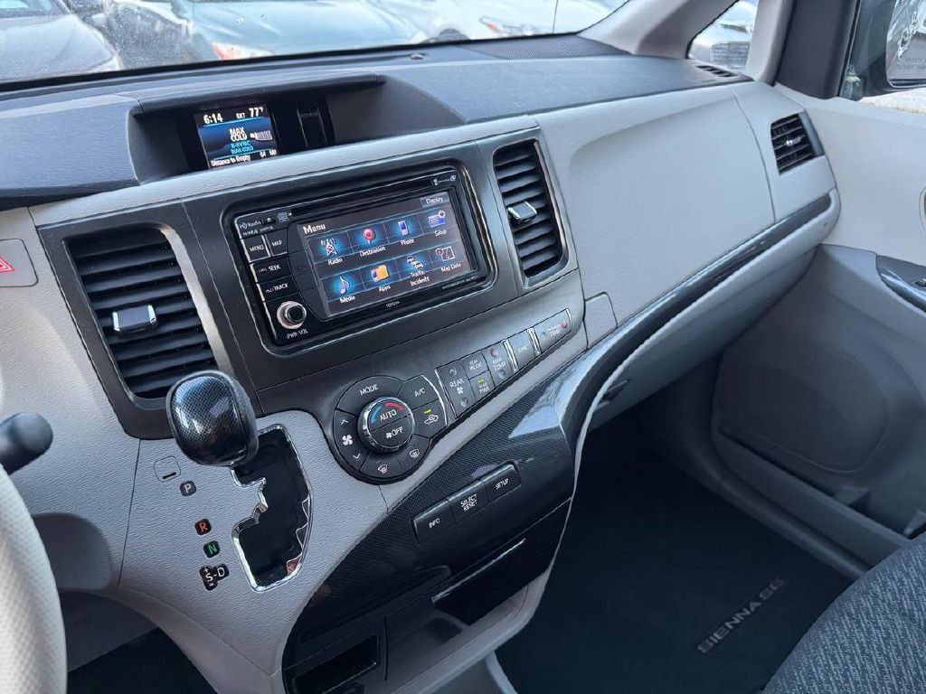 2014 Toyota Sienna Image 19