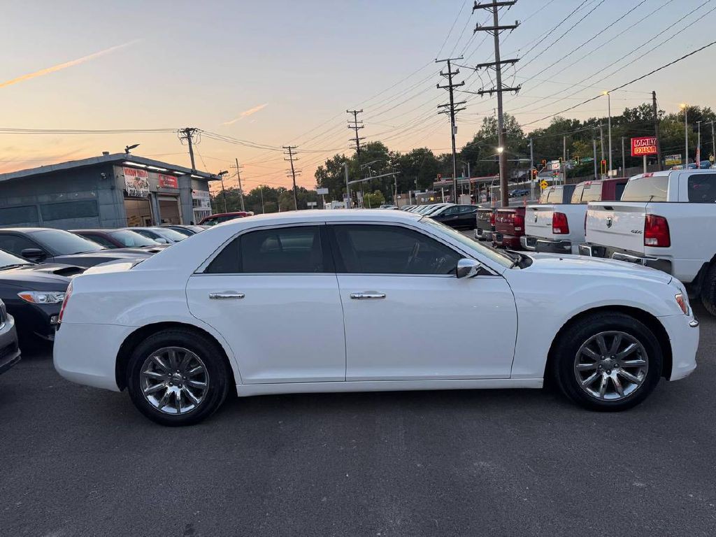 2013 Chrysler 300 Image 4