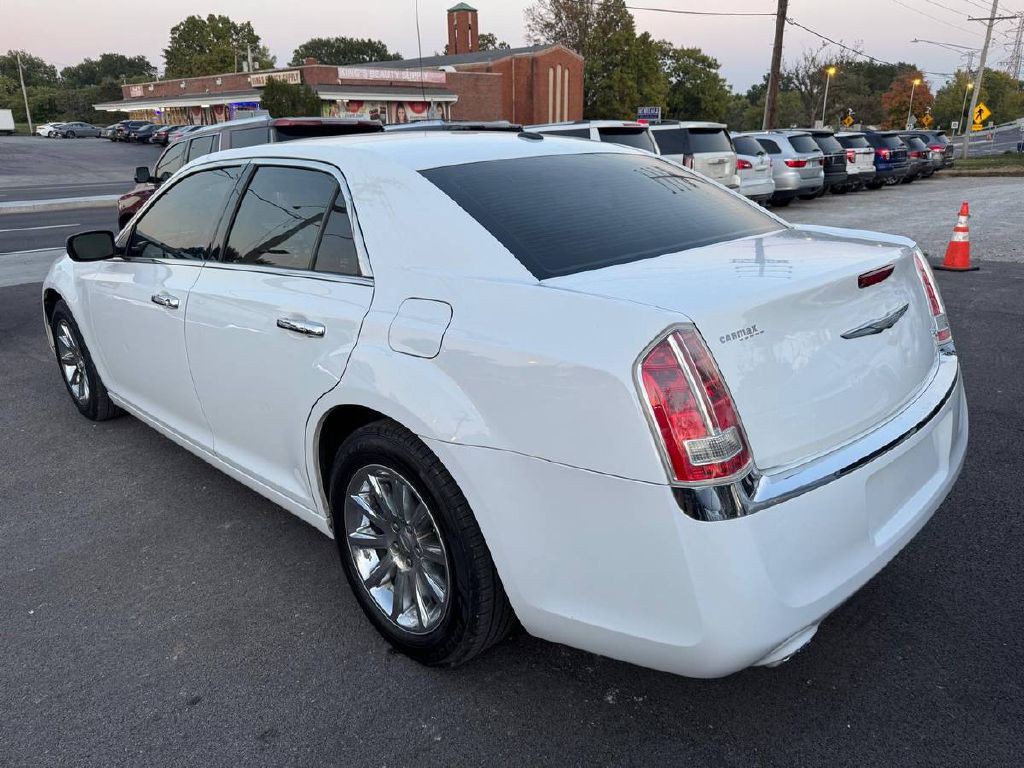 2013 Chrysler 300 Image 8