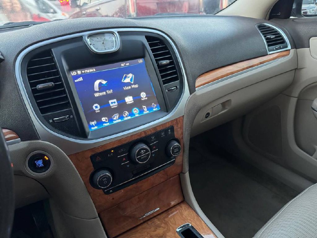 2013 Chrysler 300 Image 10