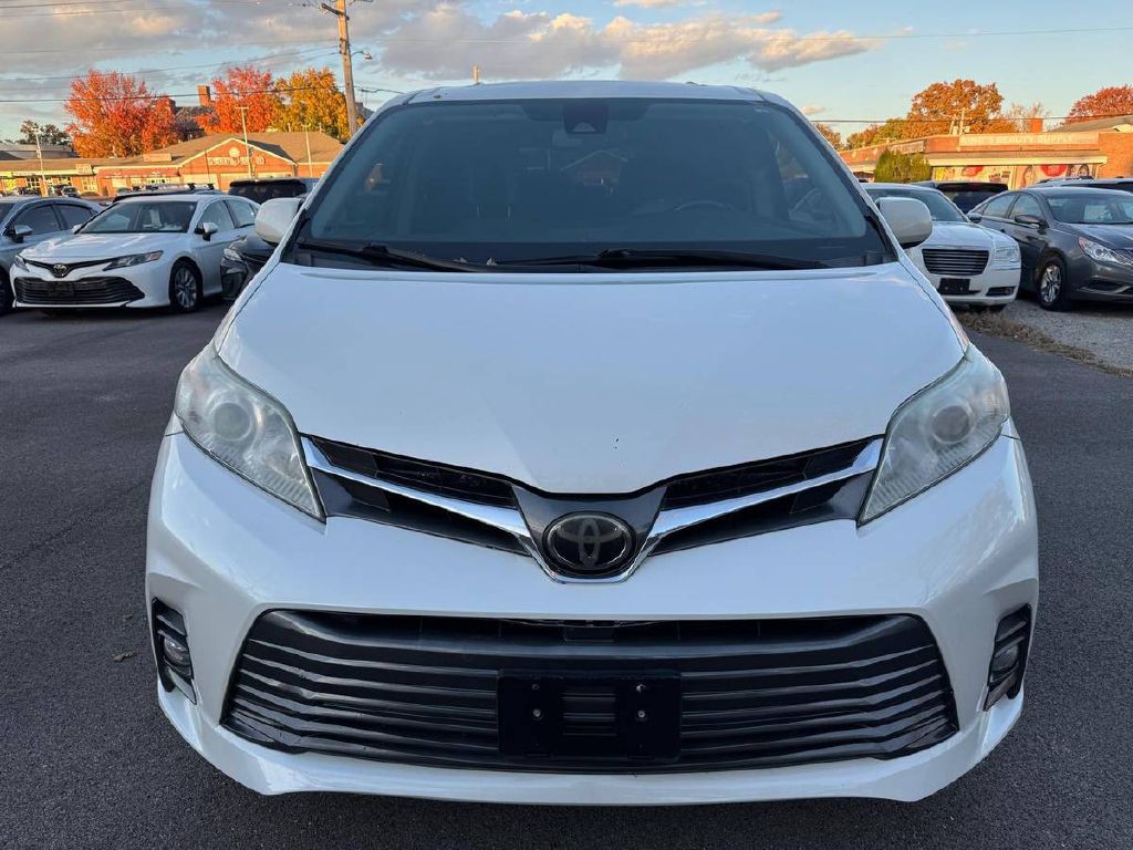 2018 Toyota Sienna Image 2