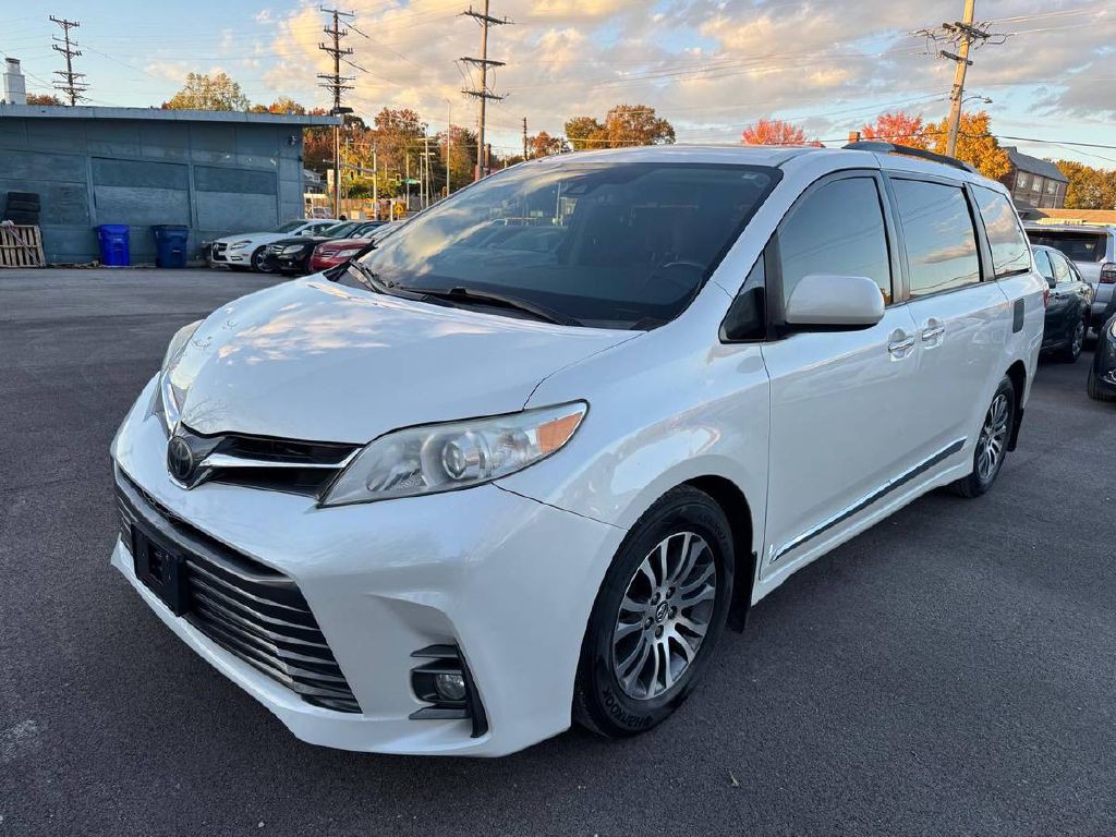 2018 Toyota Sienna Image 3