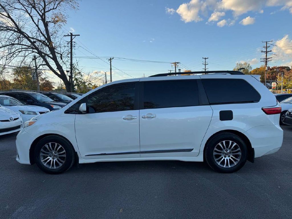 2018 Toyota Sienna Image 5
