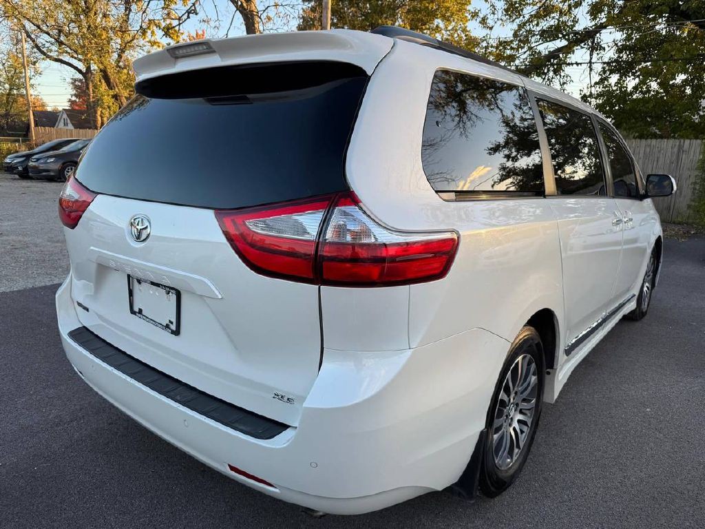 2018 Toyota Sienna Image 6