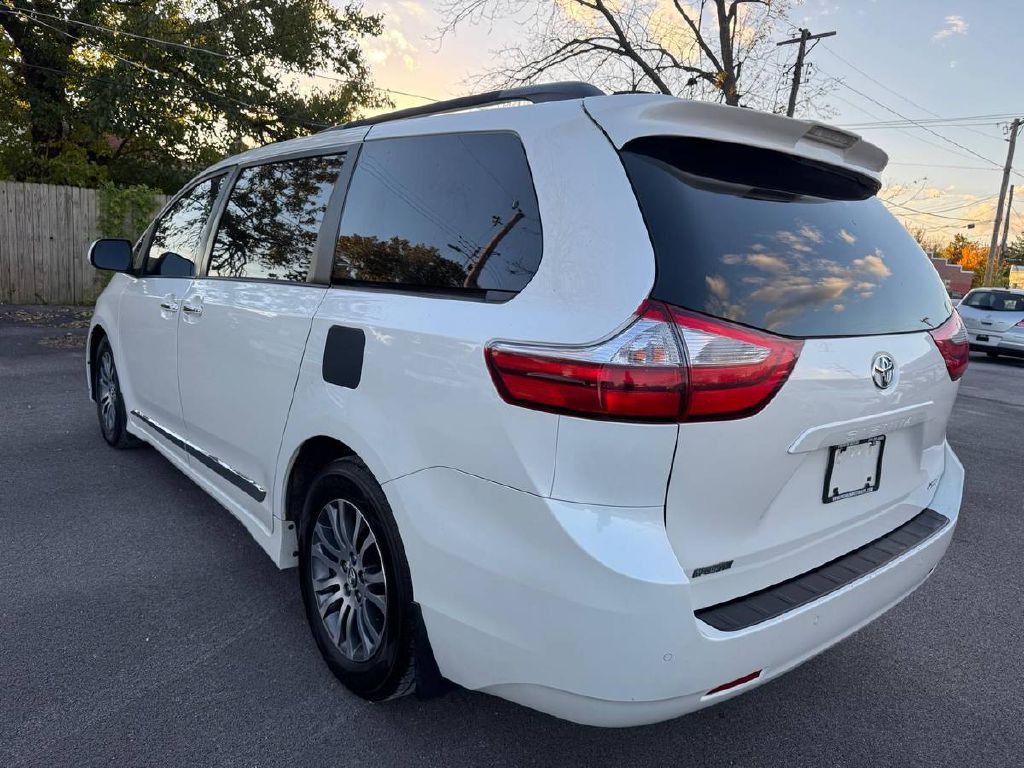 2018 Toyota Sienna Image 8