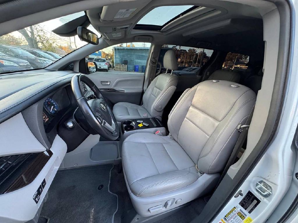 2018 Toyota Sienna Image 9