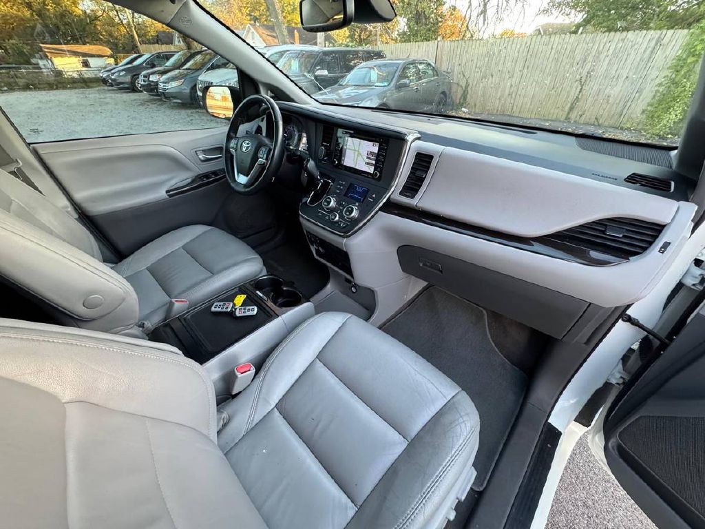 2018 Toyota Sienna Image 12