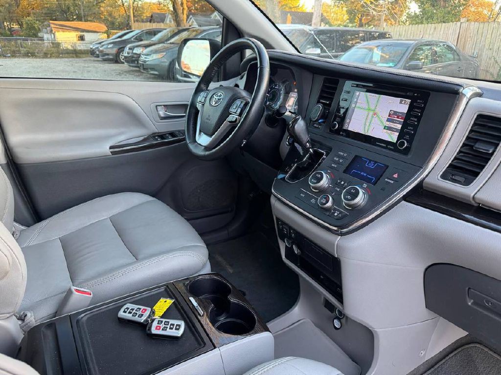 2018 Toyota Sienna Image 13