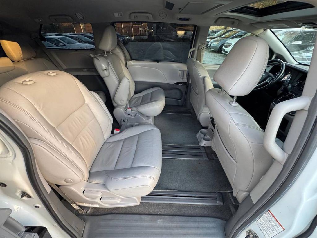 2018 Toyota Sienna Image 14