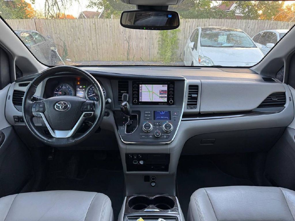 2018 Toyota Sienna Image 16