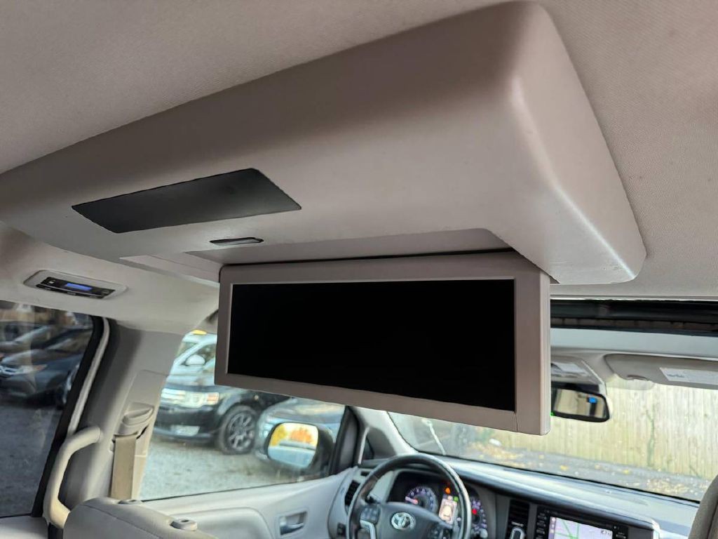 2018 Toyota Sienna Image 17