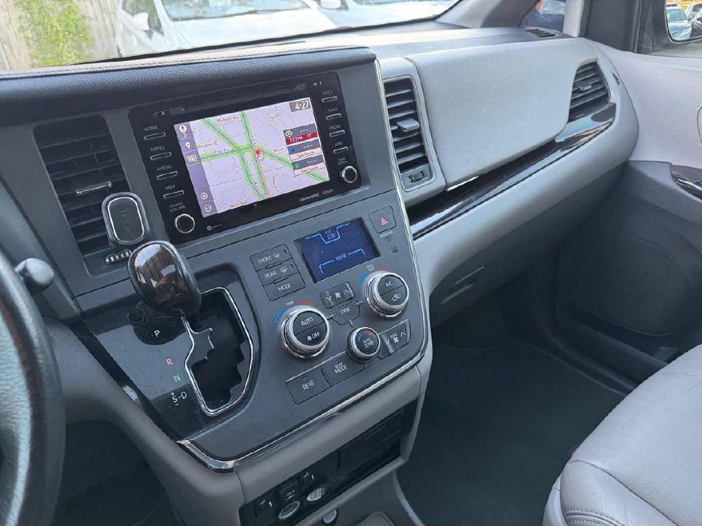 2018 Toyota Sienna Image 18