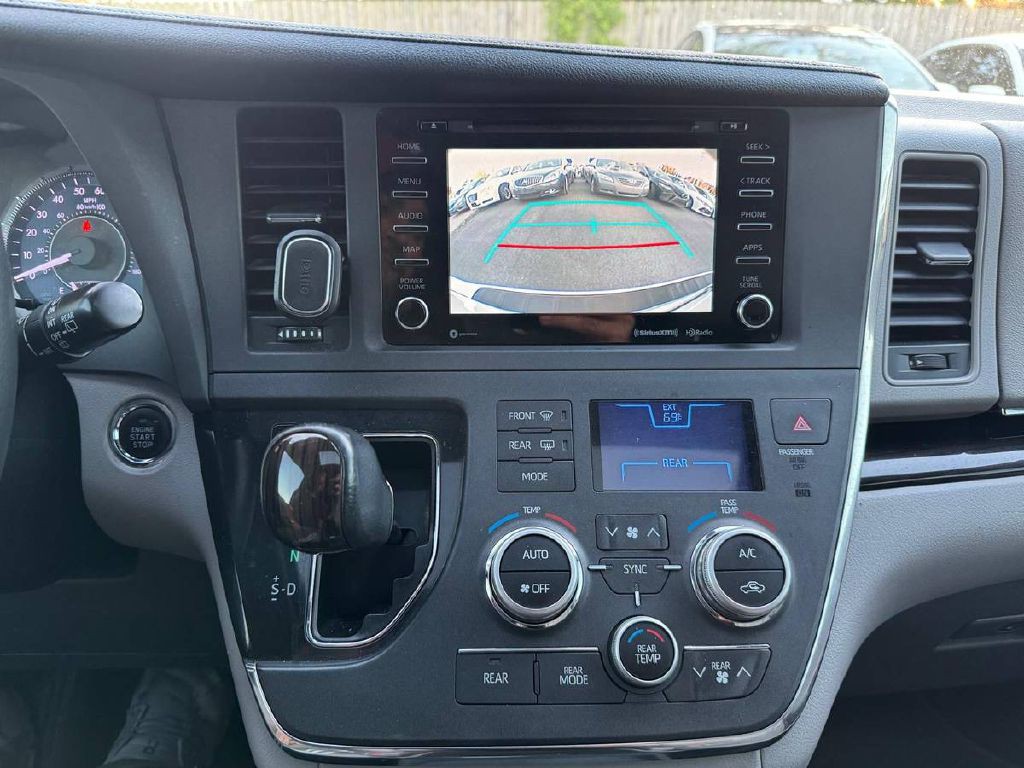 2018 Toyota Sienna Image 19
