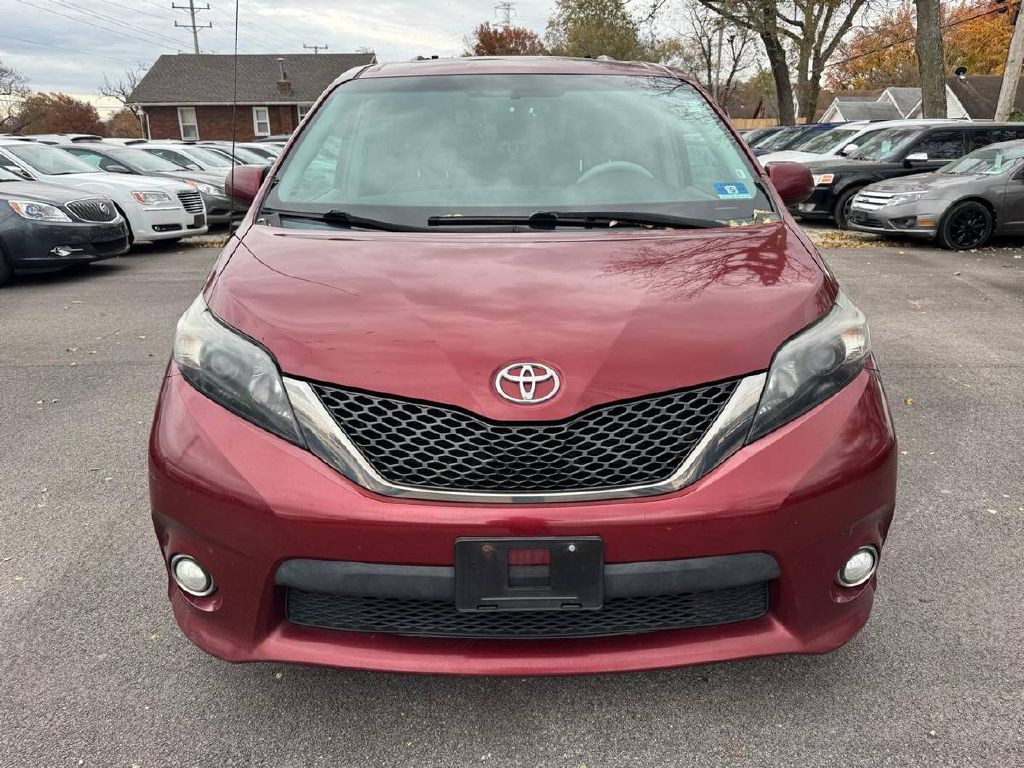 2014 Toyota Sienna Image 2
