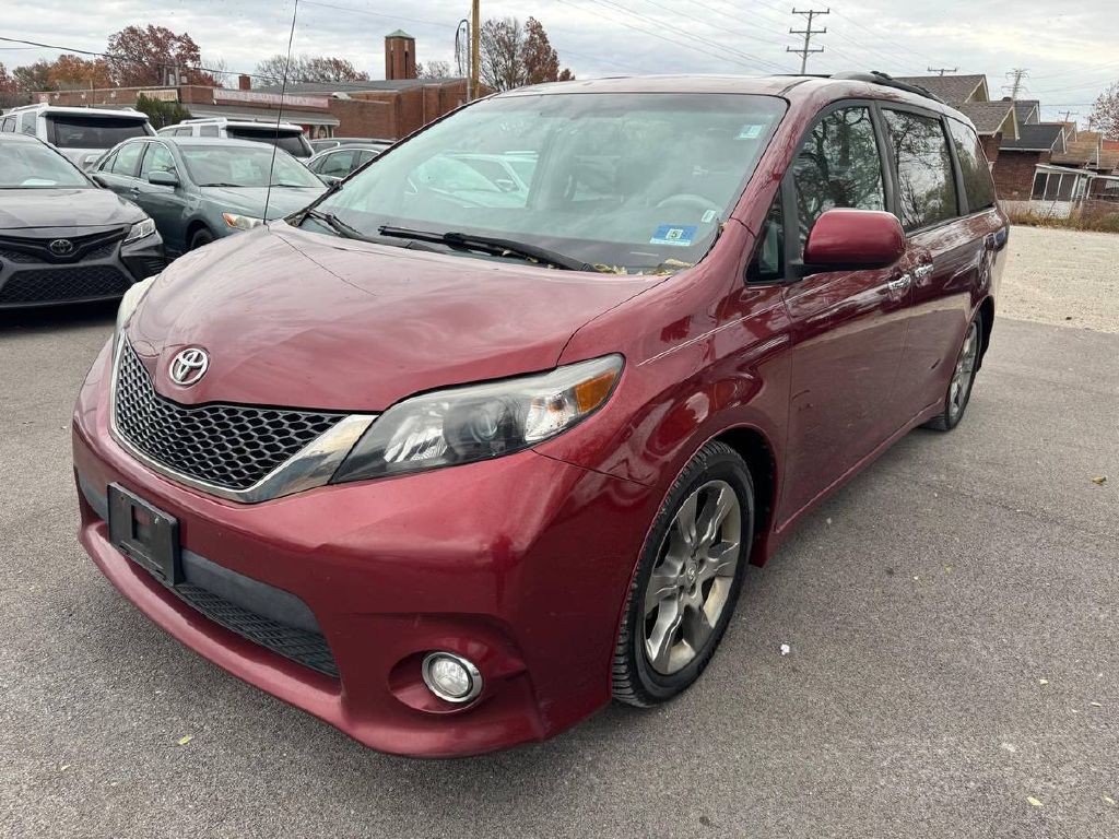 2014 Toyota Sienna Image 3