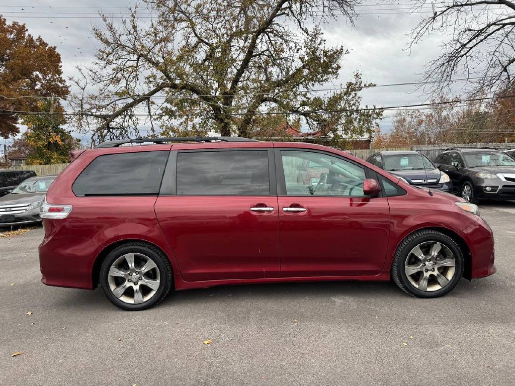 2014 Toyota Sienna Image 4