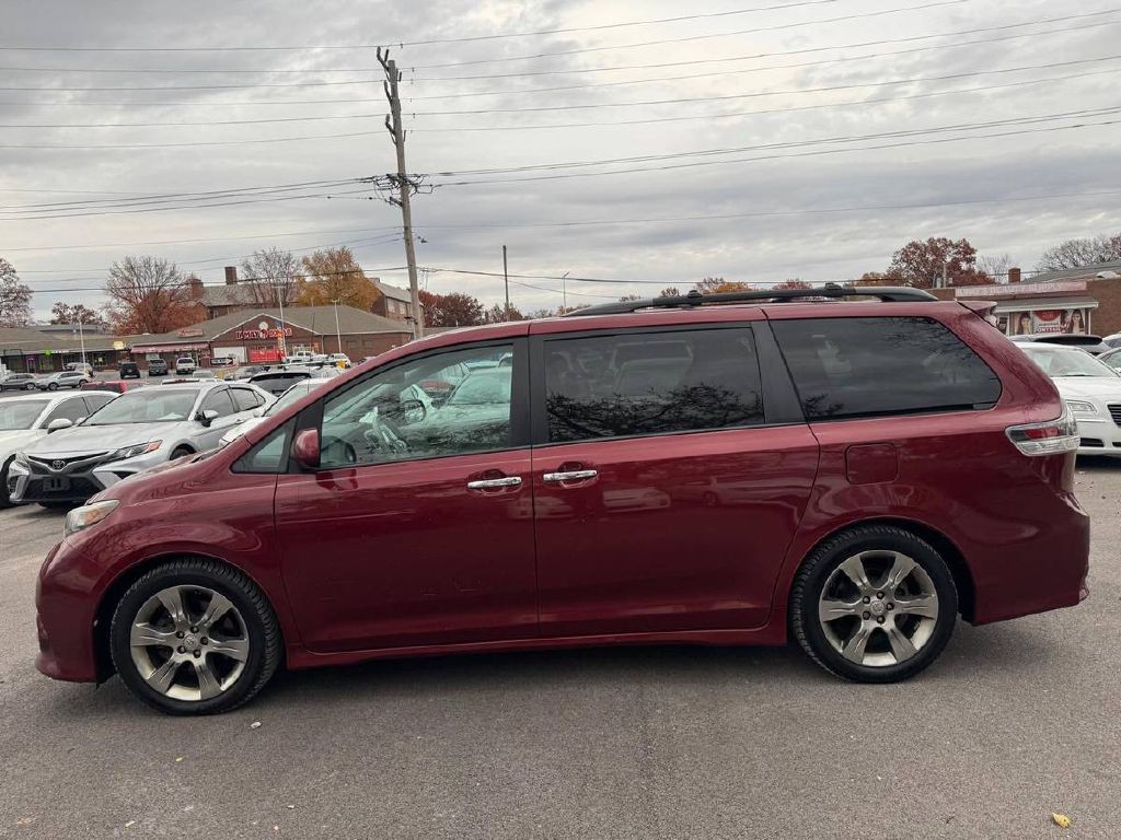 2014 Toyota Sienna Image 5