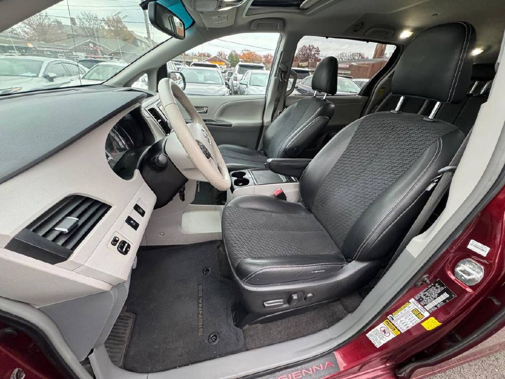 2014 Toyota Sienna Image 9