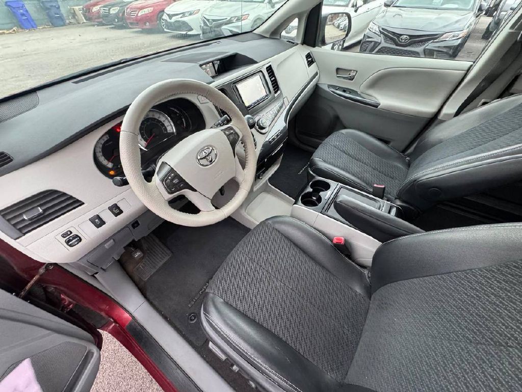 2014 Toyota Sienna Image 10