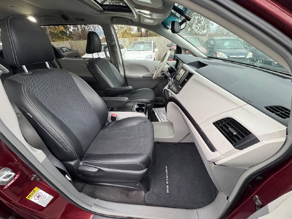 2014 Toyota Sienna Image 11