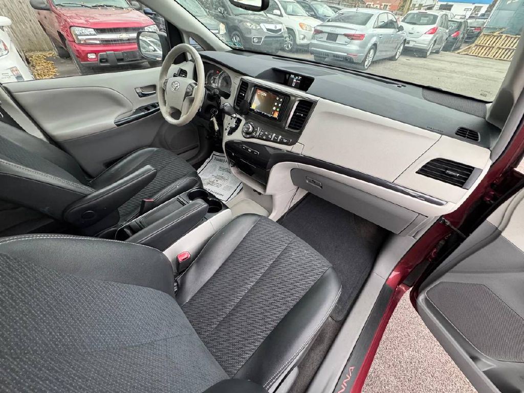2014 Toyota Sienna Image 12